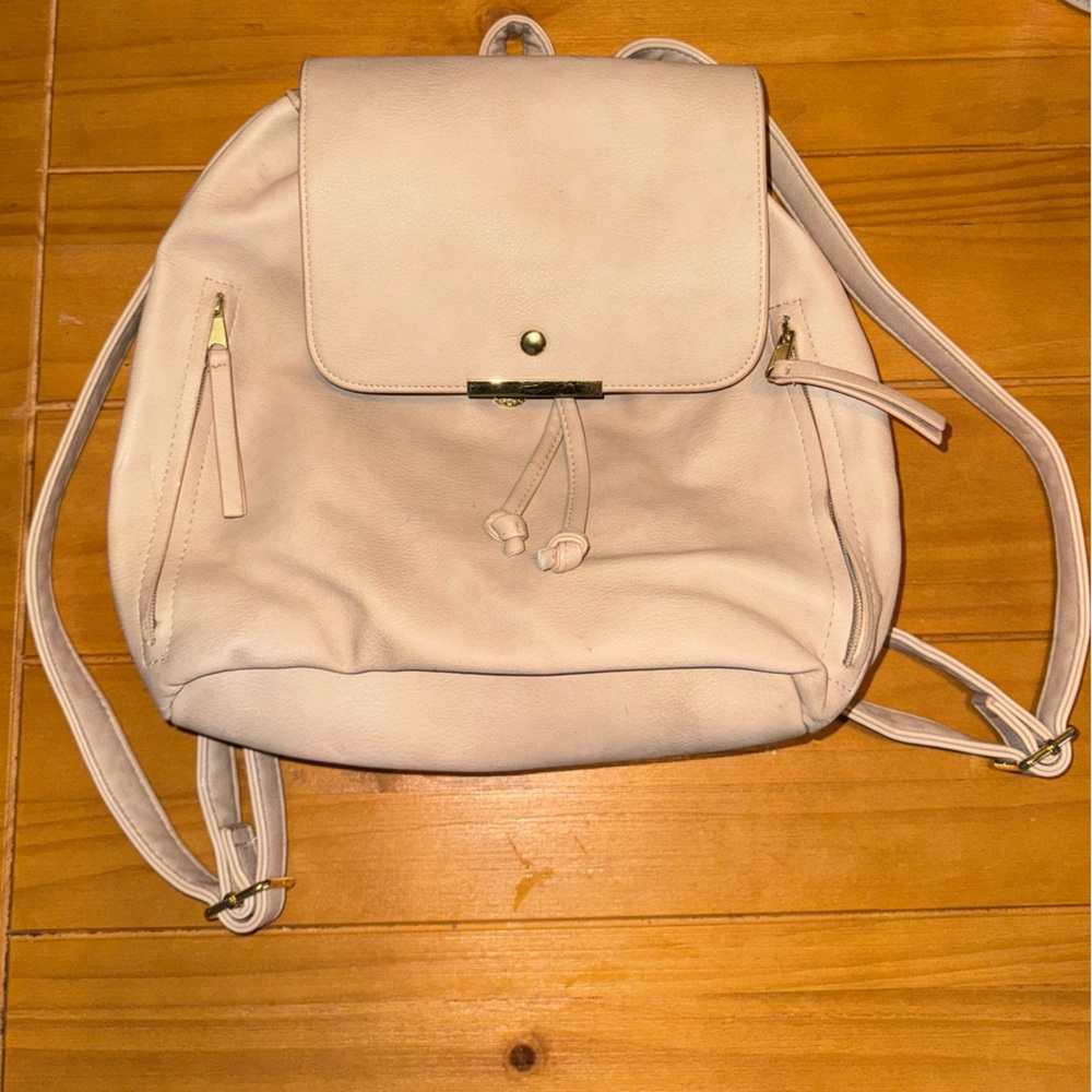 LAST CHANCE‼️ Faux Leather Small Backpack